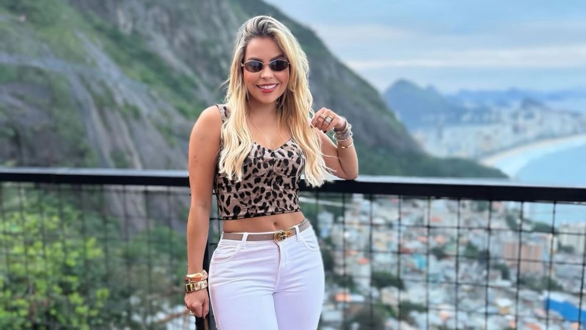 Prefeita viraliza ao surgir dançando de biquíni e se pronuncia sobre polêmica