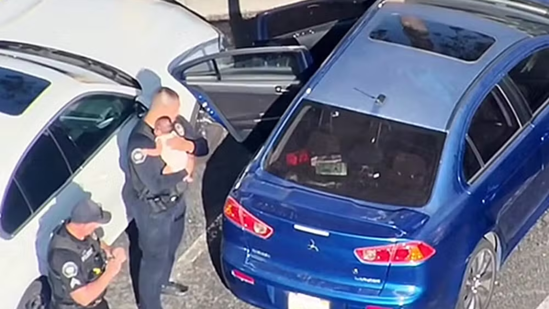 Vídeo: Bebê é resgatado após ser deixado dentro de carro sob calor de 43º
