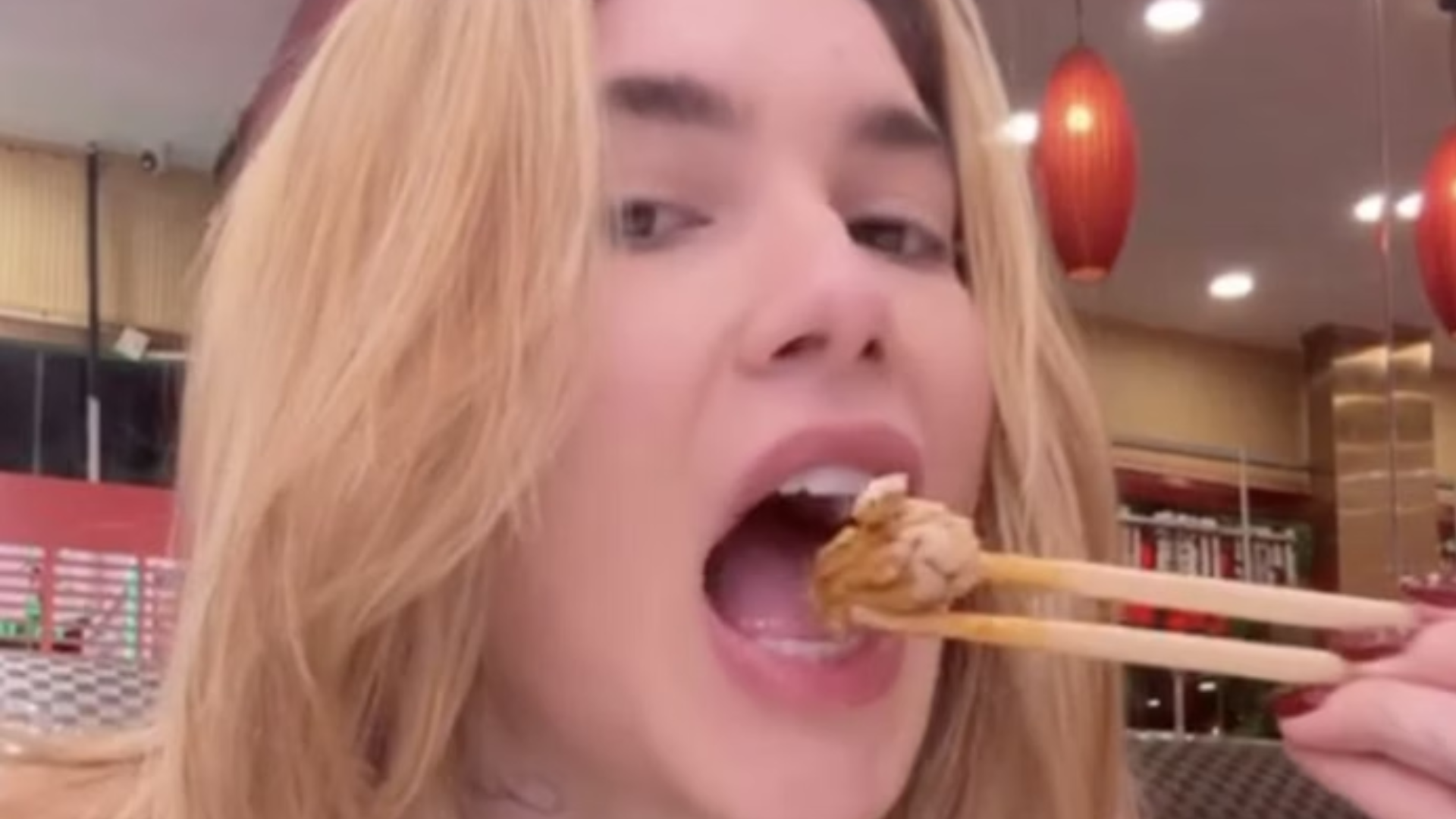 Virginia Fonseca choca seguidores ao comer cérebro na China e revela: ‘Apimentado’