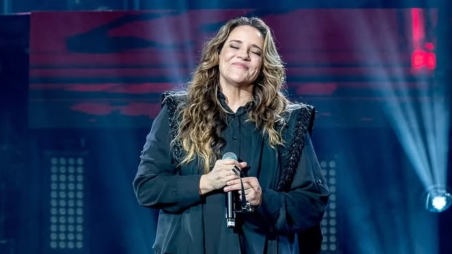 Ana Carolina perde a paciência no palco e dá bronca ao vivo na equipe durante show