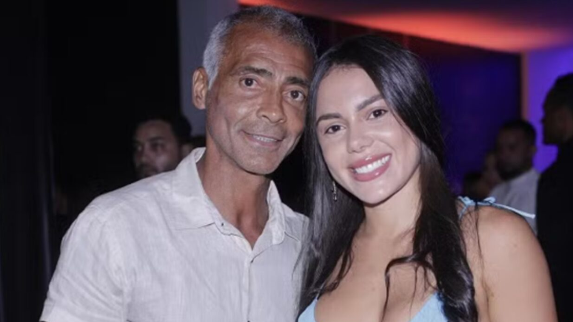 Ex-namorada é vista em festa de Romário mesmo após jogador negar reconciliação