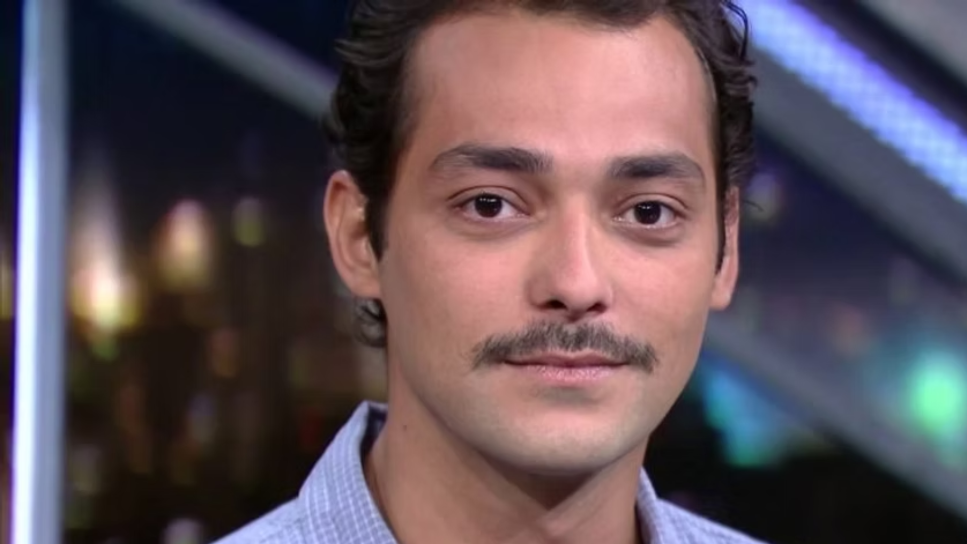 Ator de ‘Garota do Momento’ revela luta contra doença mental e fala sobre a importância de quebrar tabus