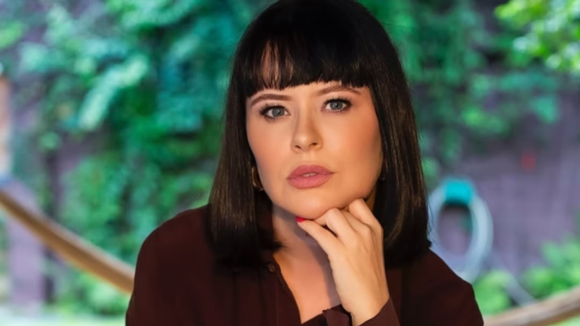 Atriz Mari Bridi retorna à TV Globo e levanta rumores de romance com coreógrafo da emissora