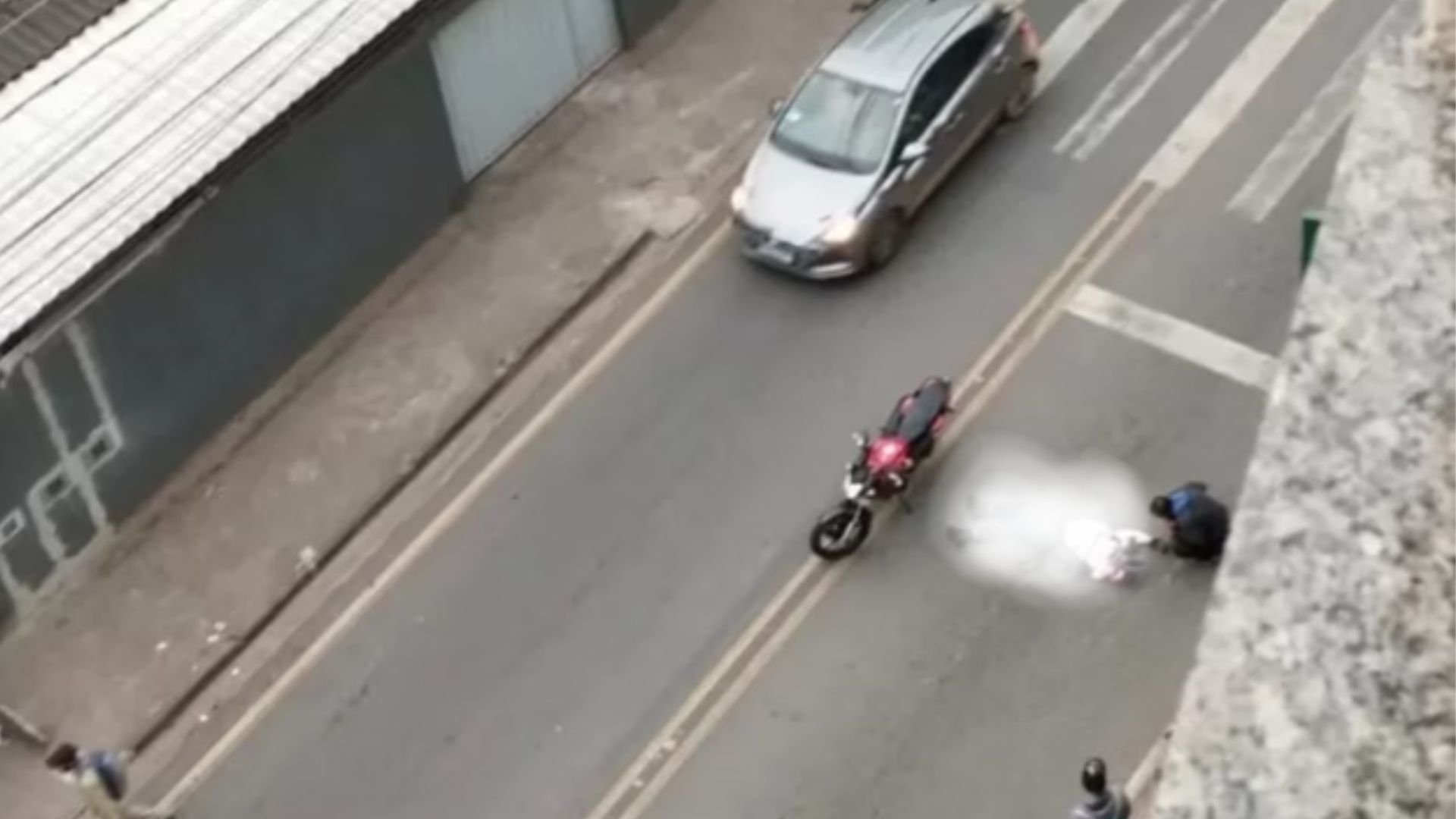 Pai se desespera e agride motociclista após filho ser atropelado na faixa