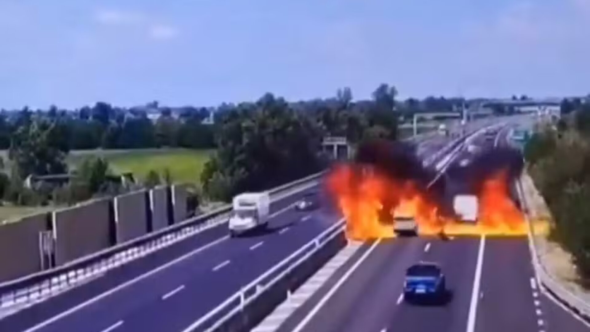 Avião cai no meio de rodovia e casal morre; veja o vídeo fatal