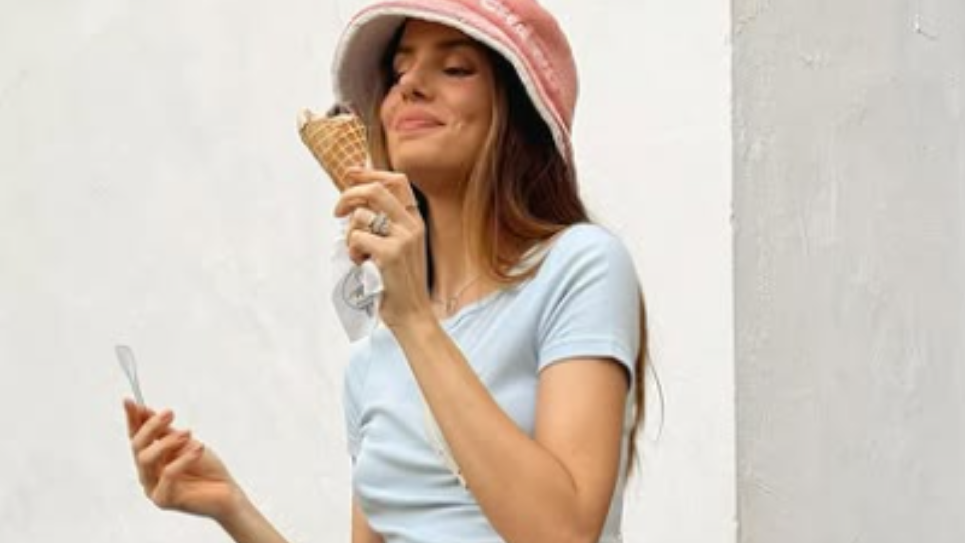 OLHA ELA! Camila Queiroz aparece com barriguinha de grávida e encanta seguidores