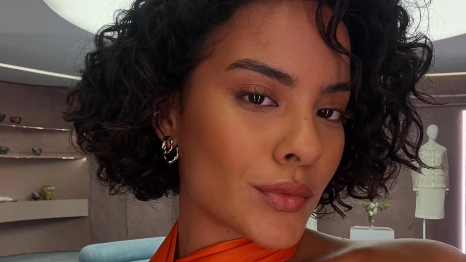 Bella Campos rebate ataques racistas e expõe preconceito: ‘Cara de pobre’