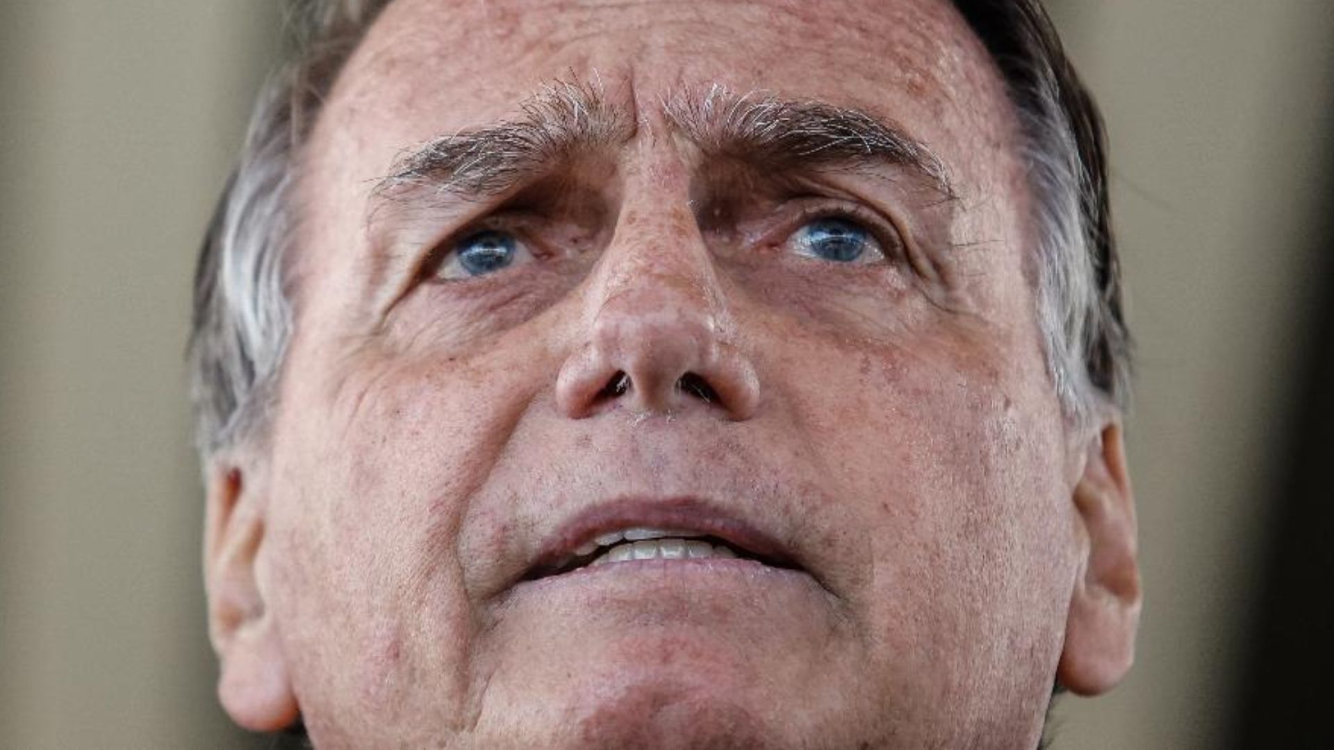 Veja imagens de Bolsonaro saindo de casa para colocar tornozeleira eletrônica