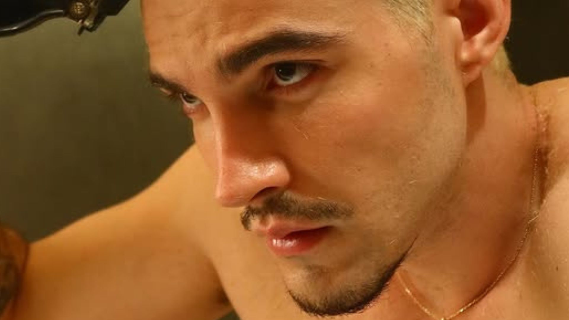 Irreconhecível! Cantor Jão surge com novo visual após pausa na carreira