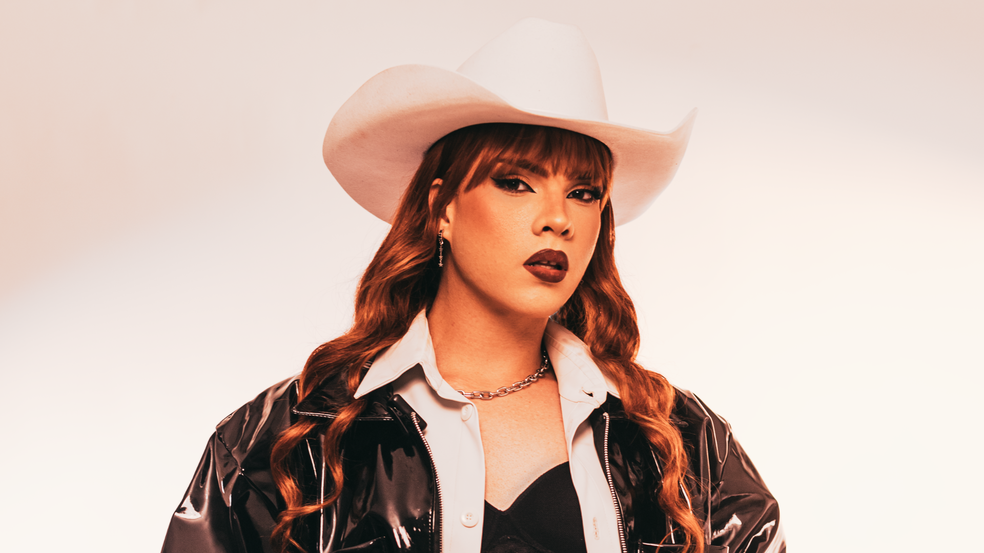 Reddy Allor quebra barreiras de carreira musical como drag queen no sertanejo: ‘Sem perder a força’