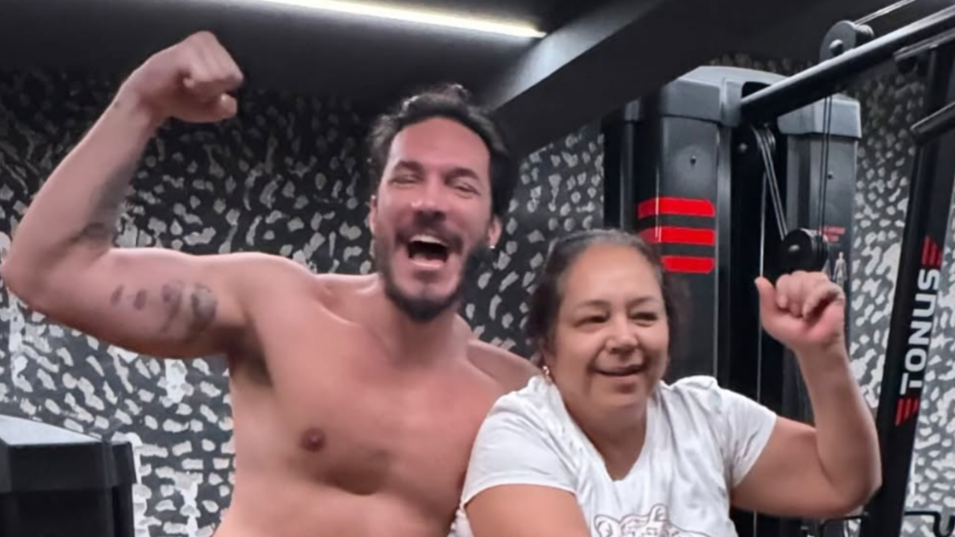 Ex-BBB Eliezer se emociona ao abrir o coração sobre doença crônica da mãe