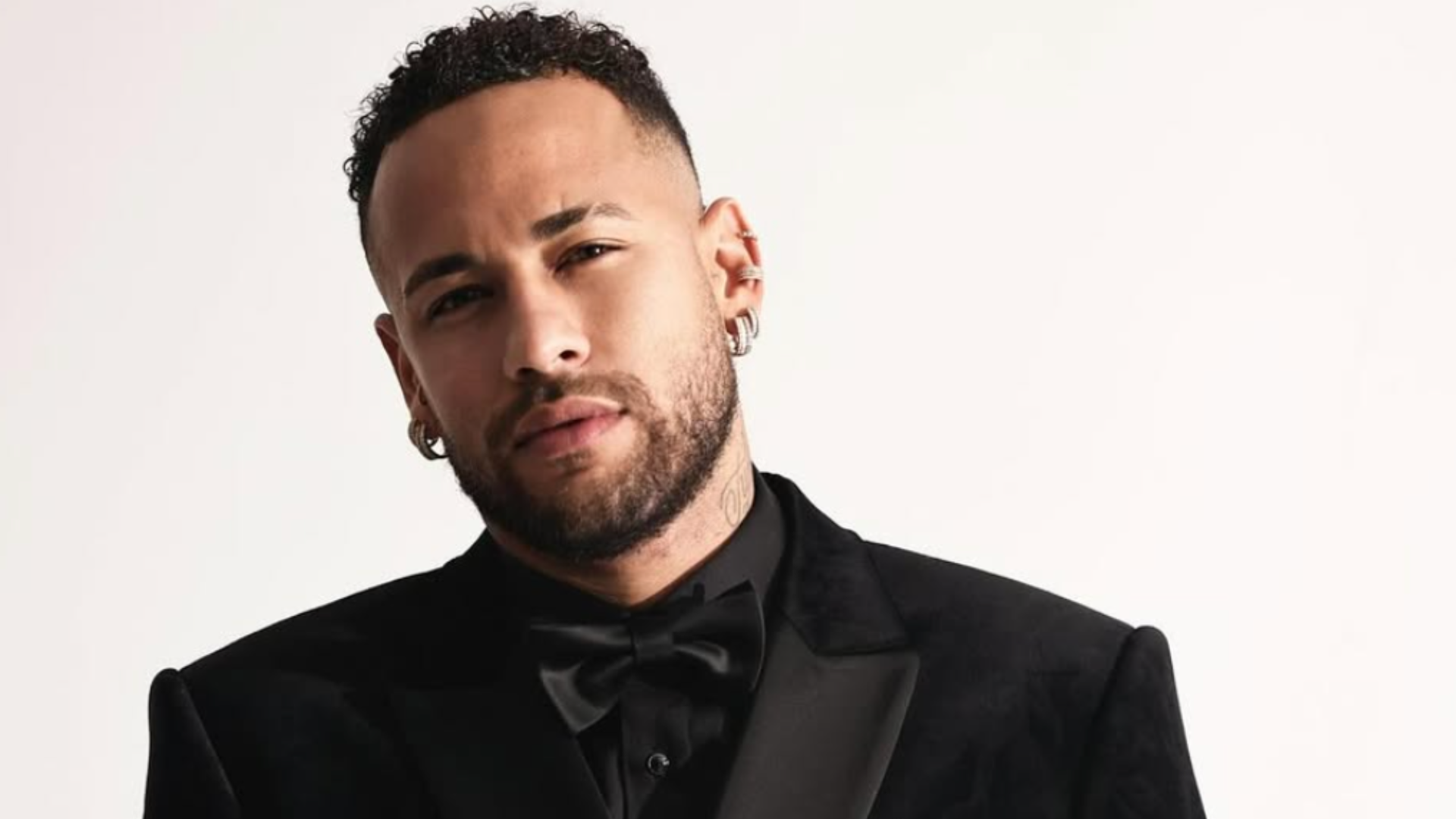 Neymar exibe detalhes do seu novo ‘brinquedo’ que custou mais de 8 milhões