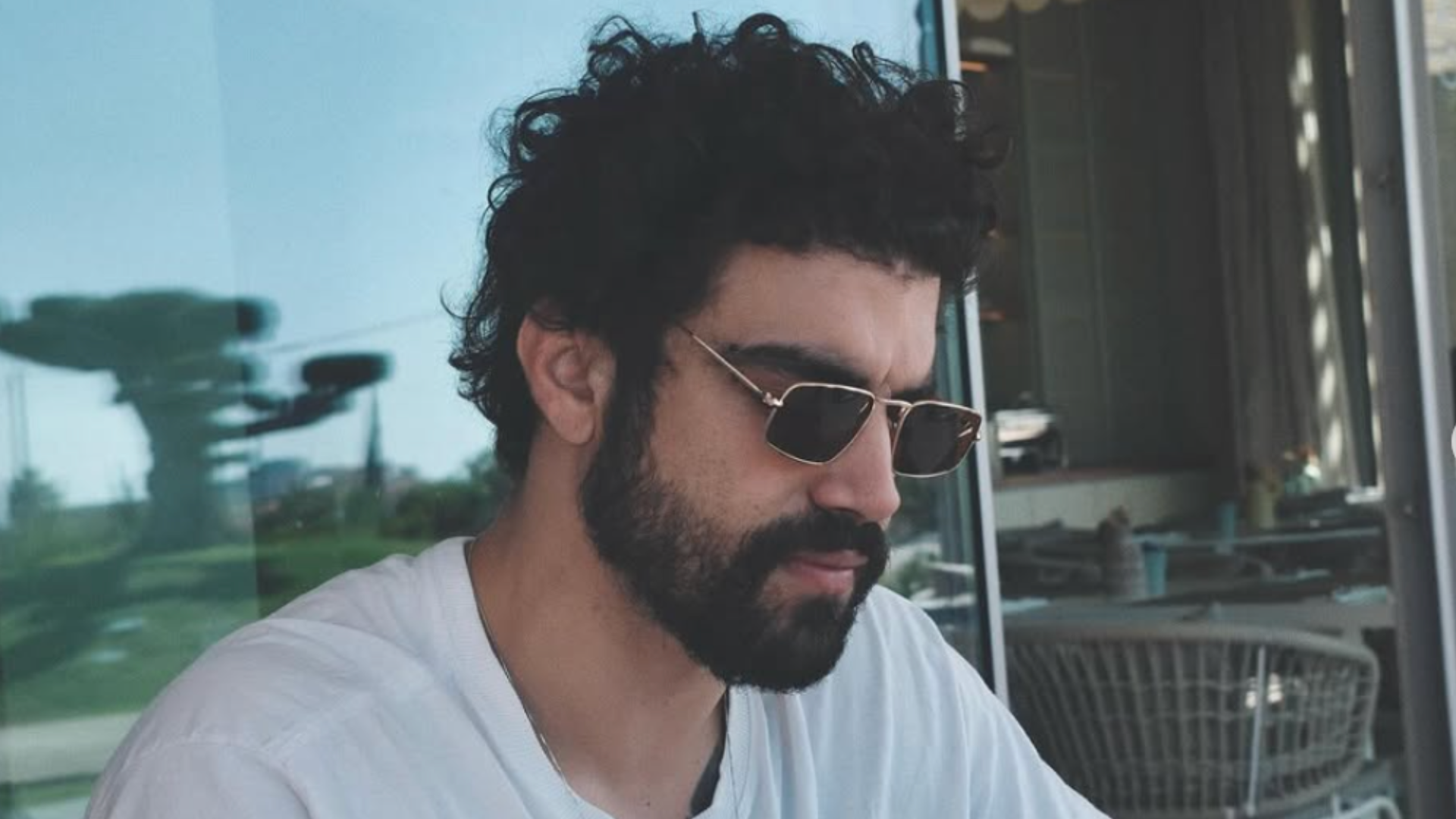 Casal processa Caio Castro por imóvel irregular e tenta bloquear seus bens