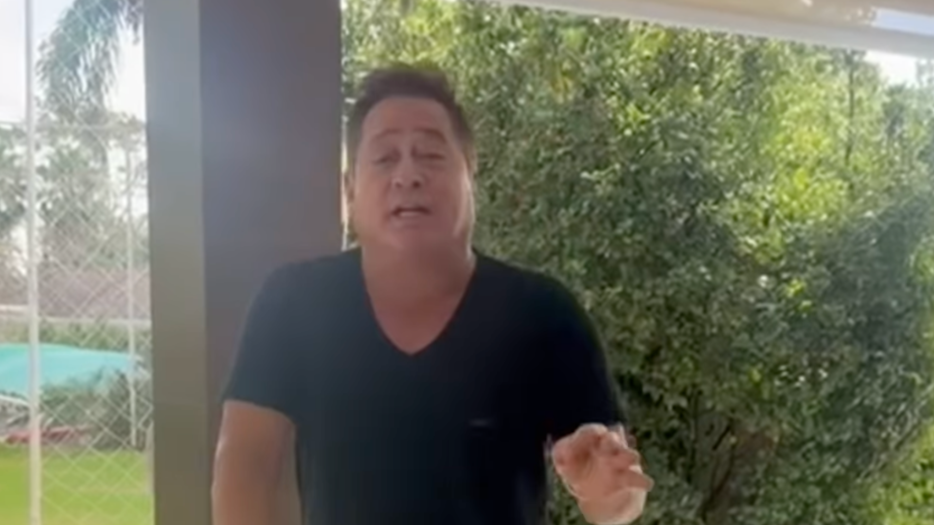 Cantor Leonardo gera burburinho na web ao ‘vender’ saruê no lugar de pinscher; entenda