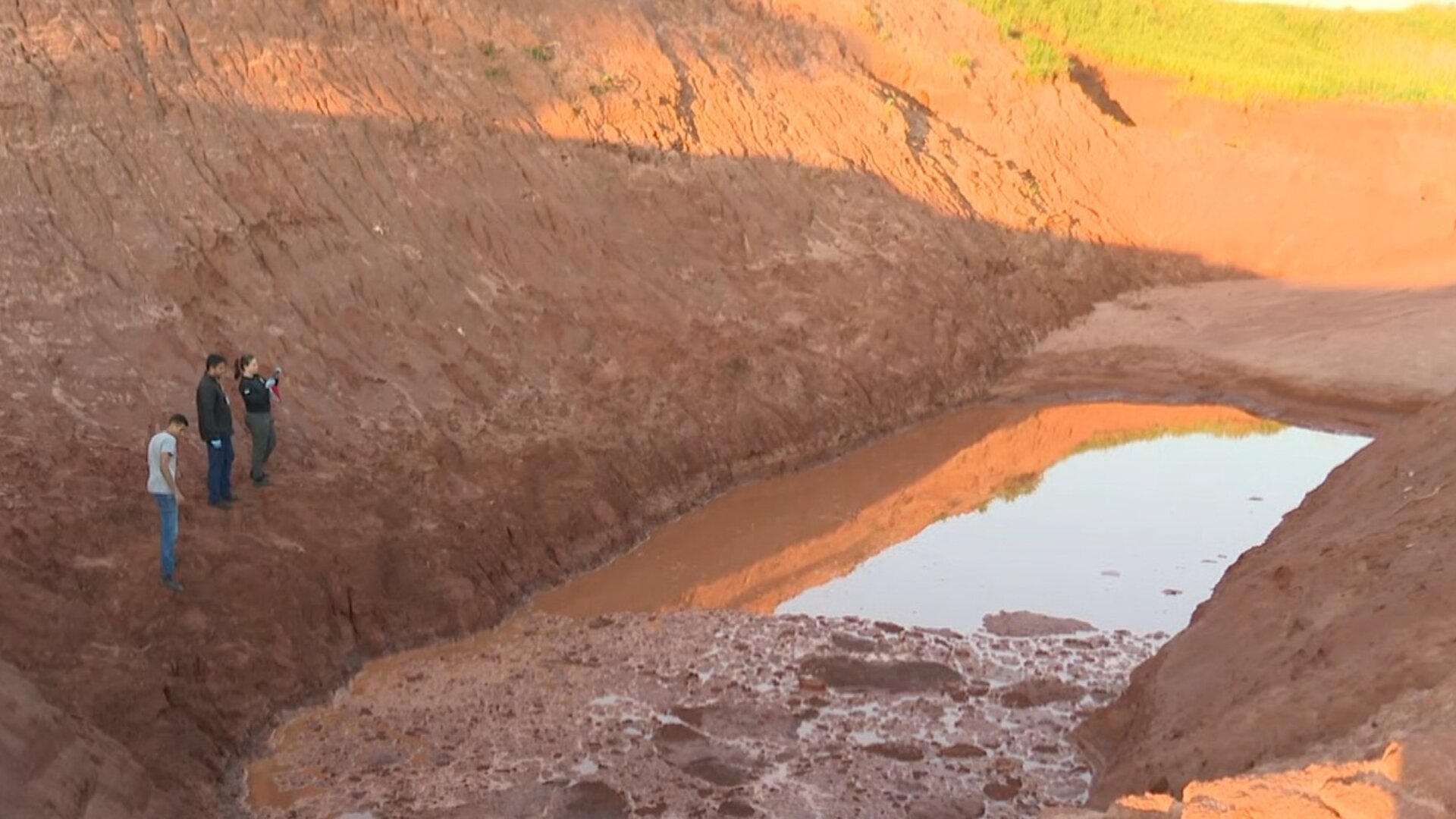 Criança de 3 anos é encontrada morta em buraco com lama; veja o que aconteceu