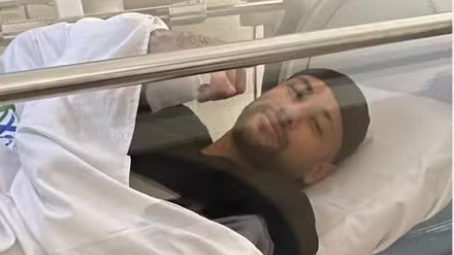 Na véspera de jogo do Santos, Neymar passa por tratamento e posta foto