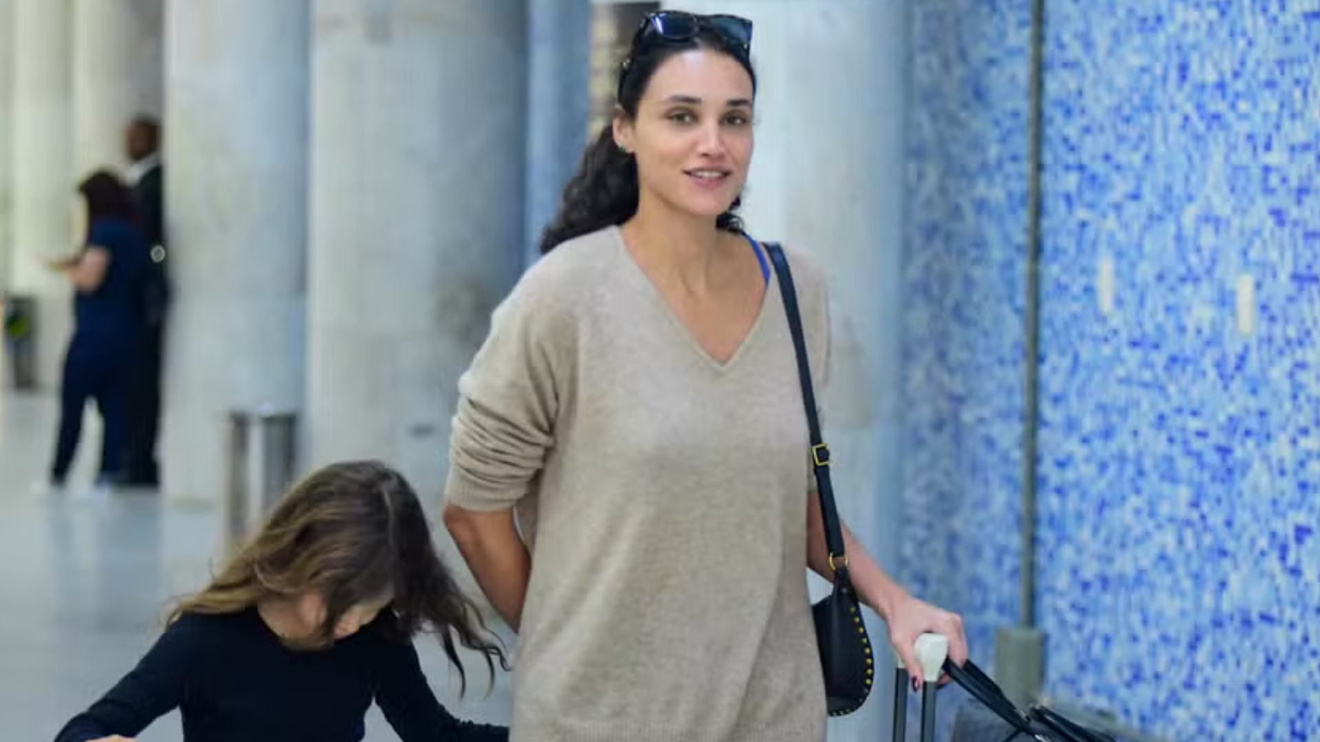 Débora Nascimento desembarca no Rio ao lado da filha Bella após viagem ao Ceará