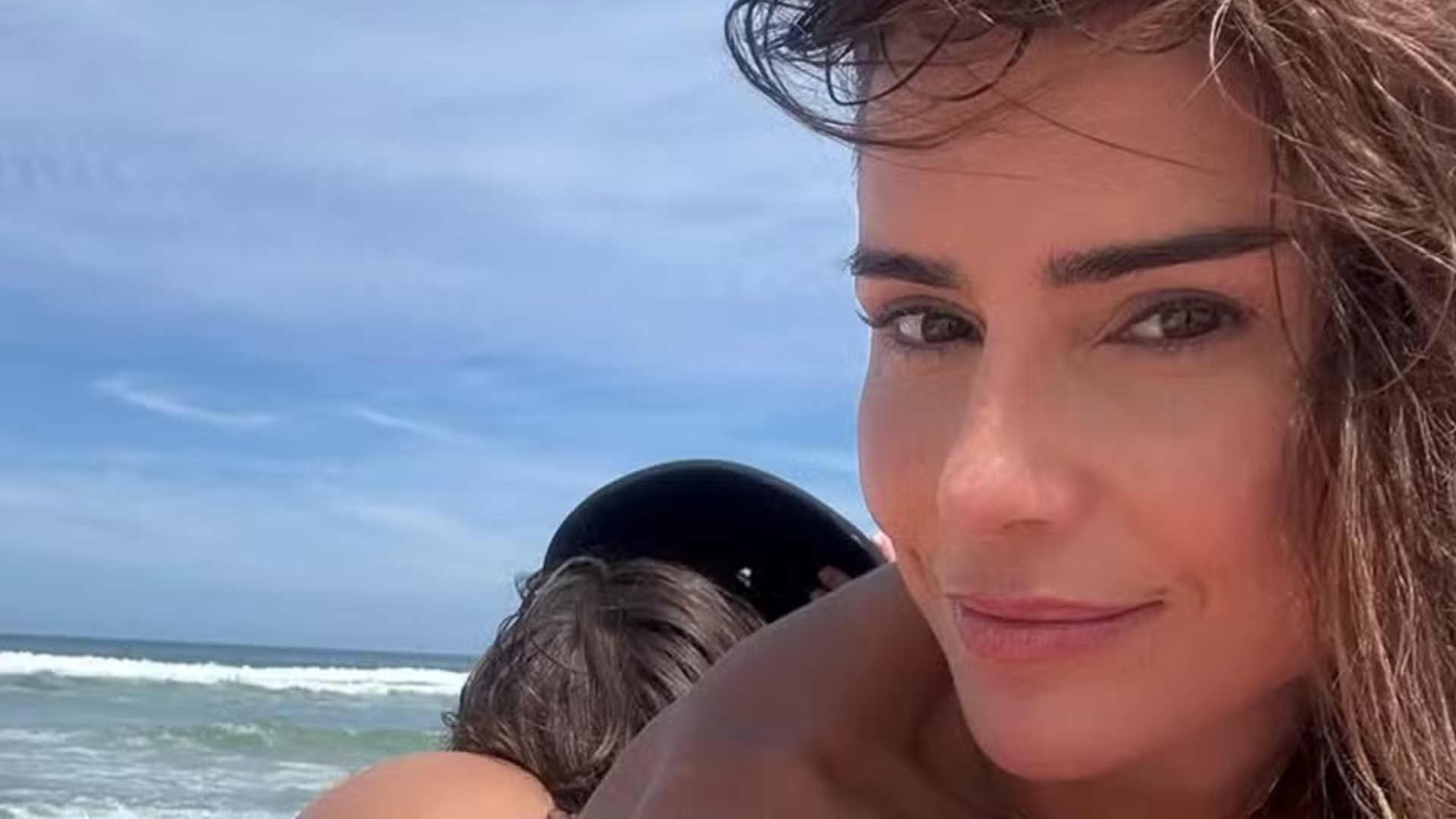 Deborah Secco posa de biquíni branco em Fernando de Noronha durante viagem com a filha