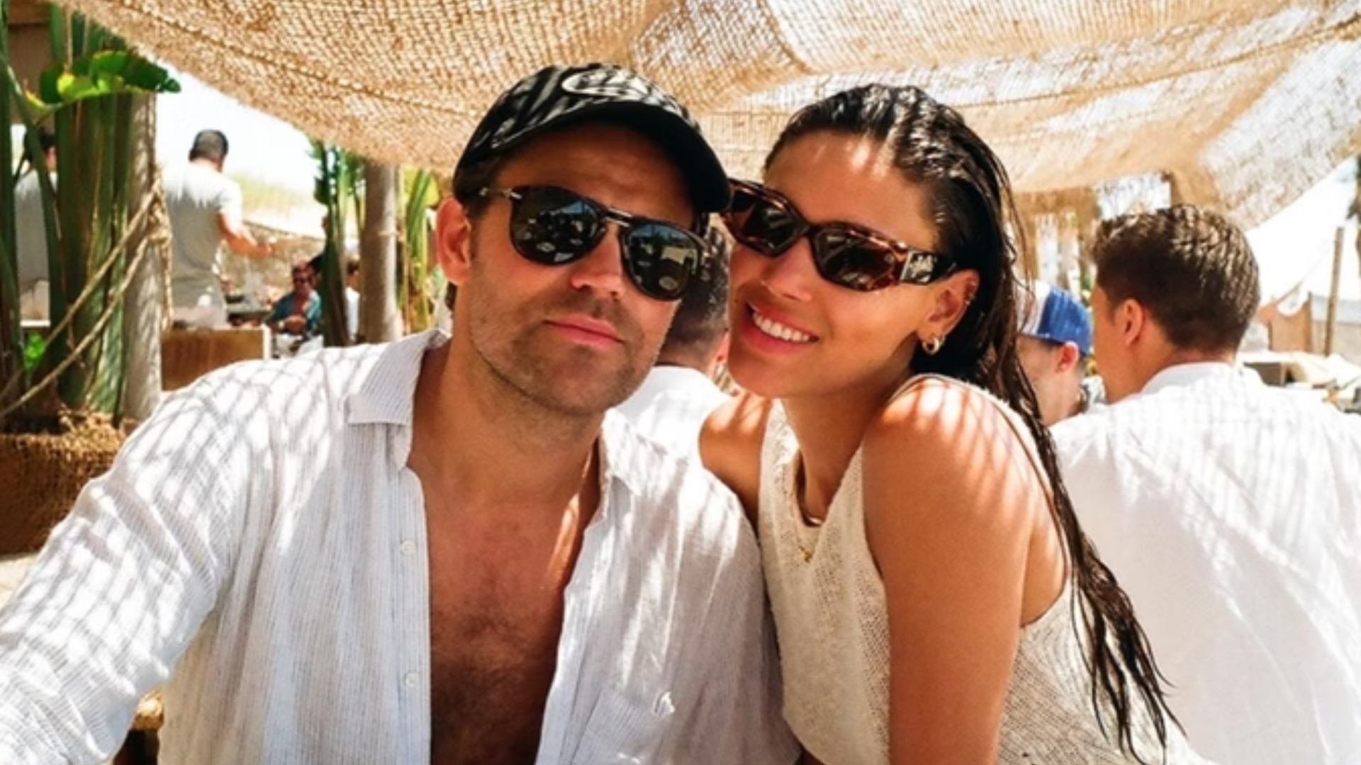 Modelo brasileira é pedida em casamento por astro da série ‘The Vampire Diaries’