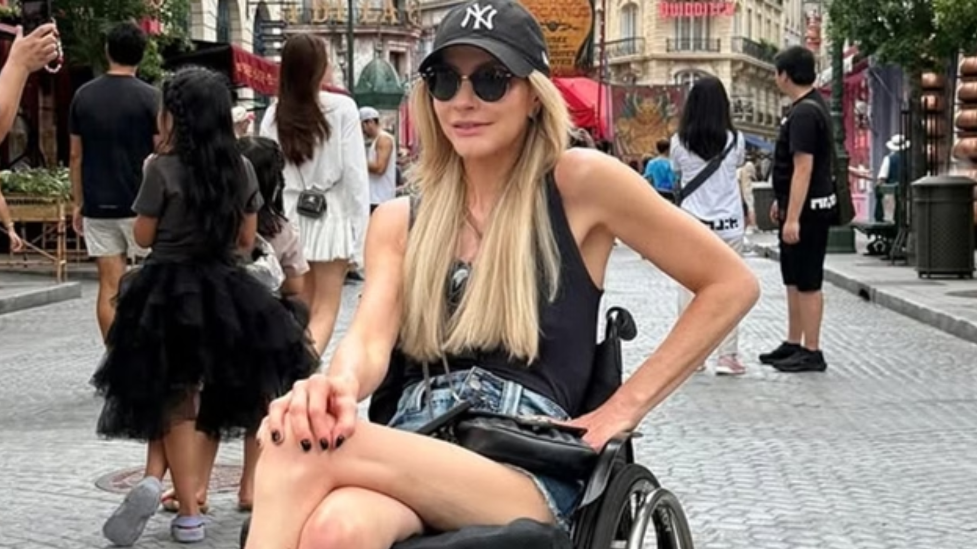 Influenciadora paraplégica faz denuncia após ser maltratada em restaurante de luxo