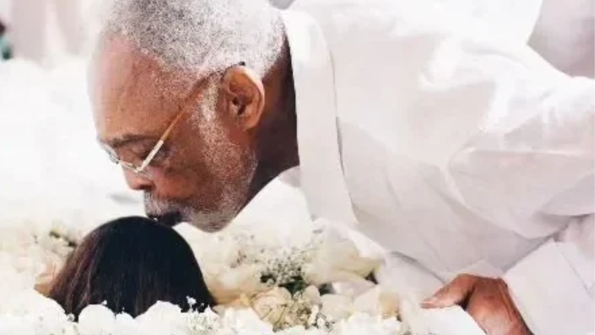 Gilberto Gil chega ao velório de Preta Gil e se despede com um beijo; confira