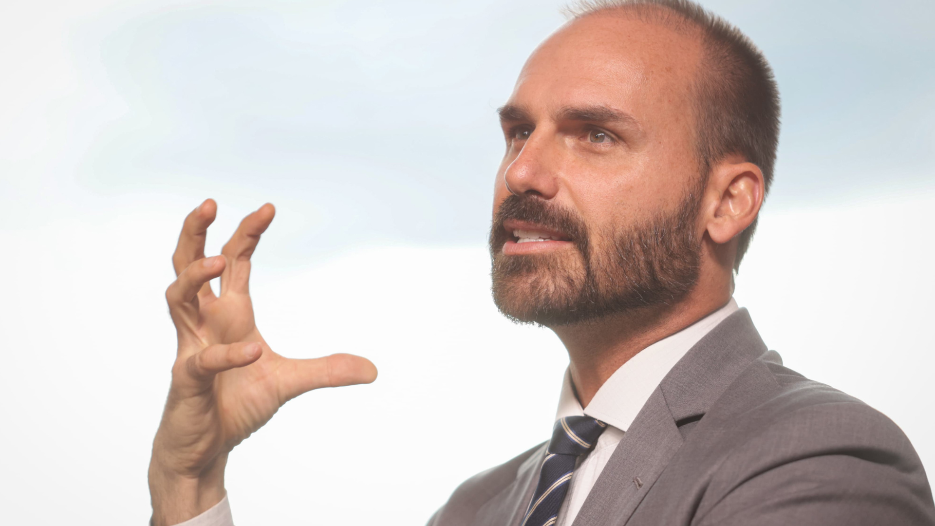 Eduardo Bolsonaro ridiculariza Alexandre de Moraes após erro de português