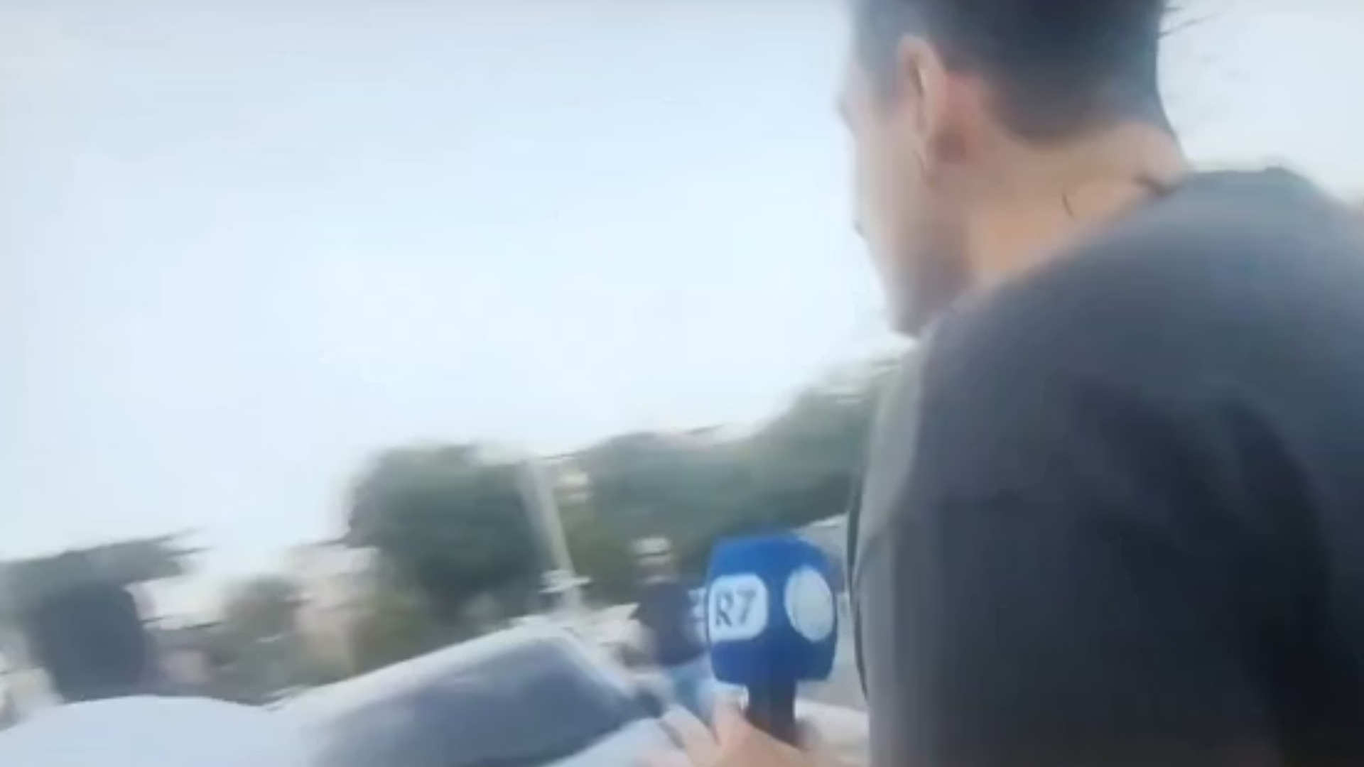 Equipe da Record é agredida ao vivo durante cobertura