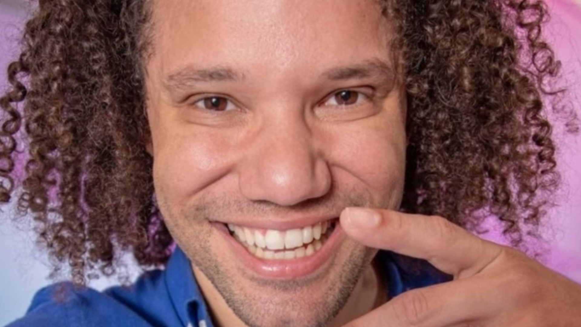 Sem casa, sem carro e endividado: ex-BBB revela viver de permutas por não ter dinheiro