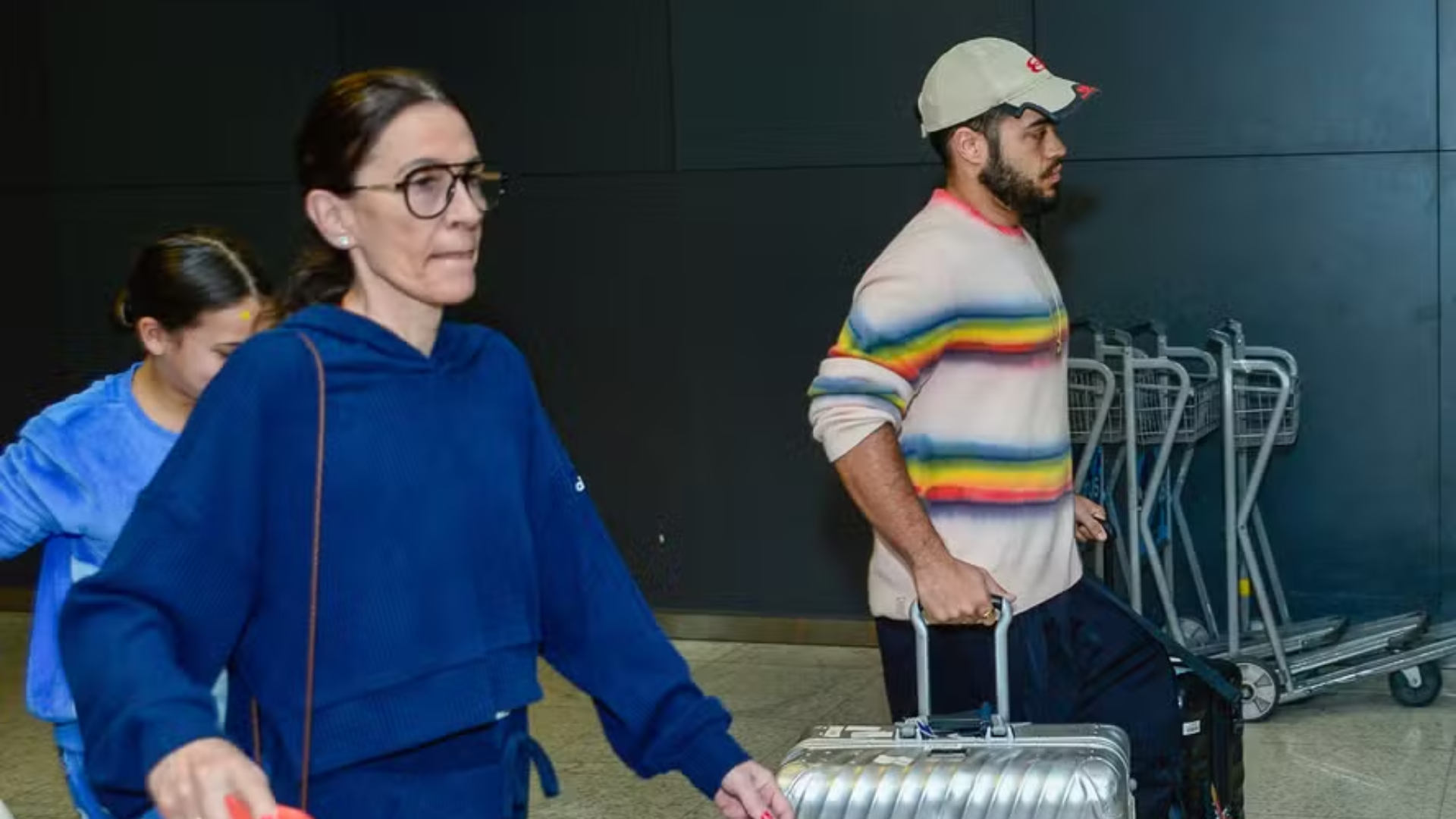 Família de Preta Gil desembarca no Brasil após a morte da cantora