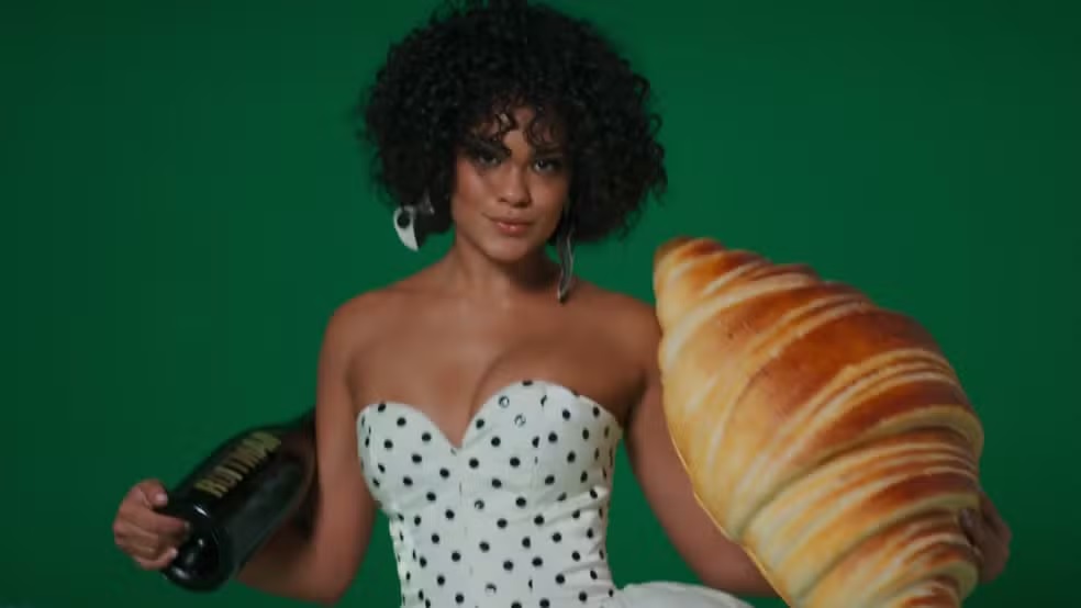 Maria de Fátima posa com pão gigante e cena vira piada na web: ‘Ridícula’