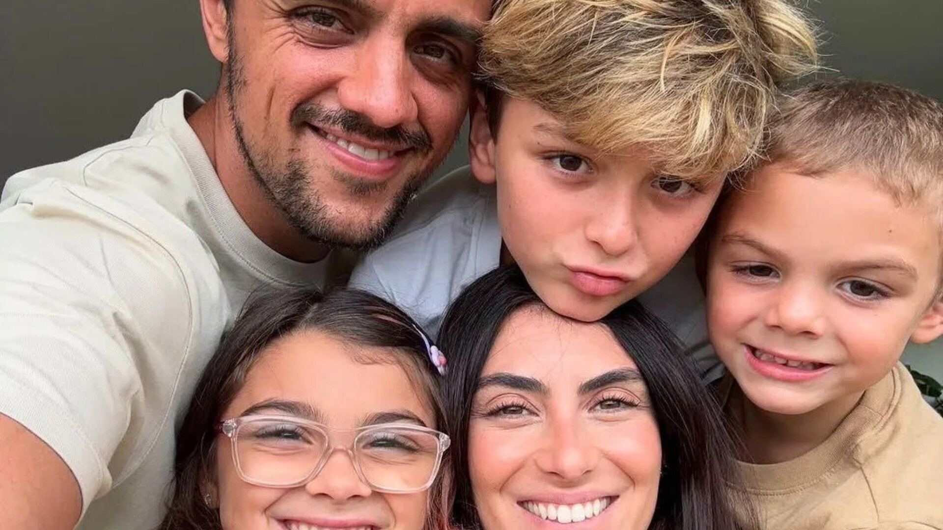 Felipe Simas se explica após expor decisão da esposa: ‘Peço perdão’