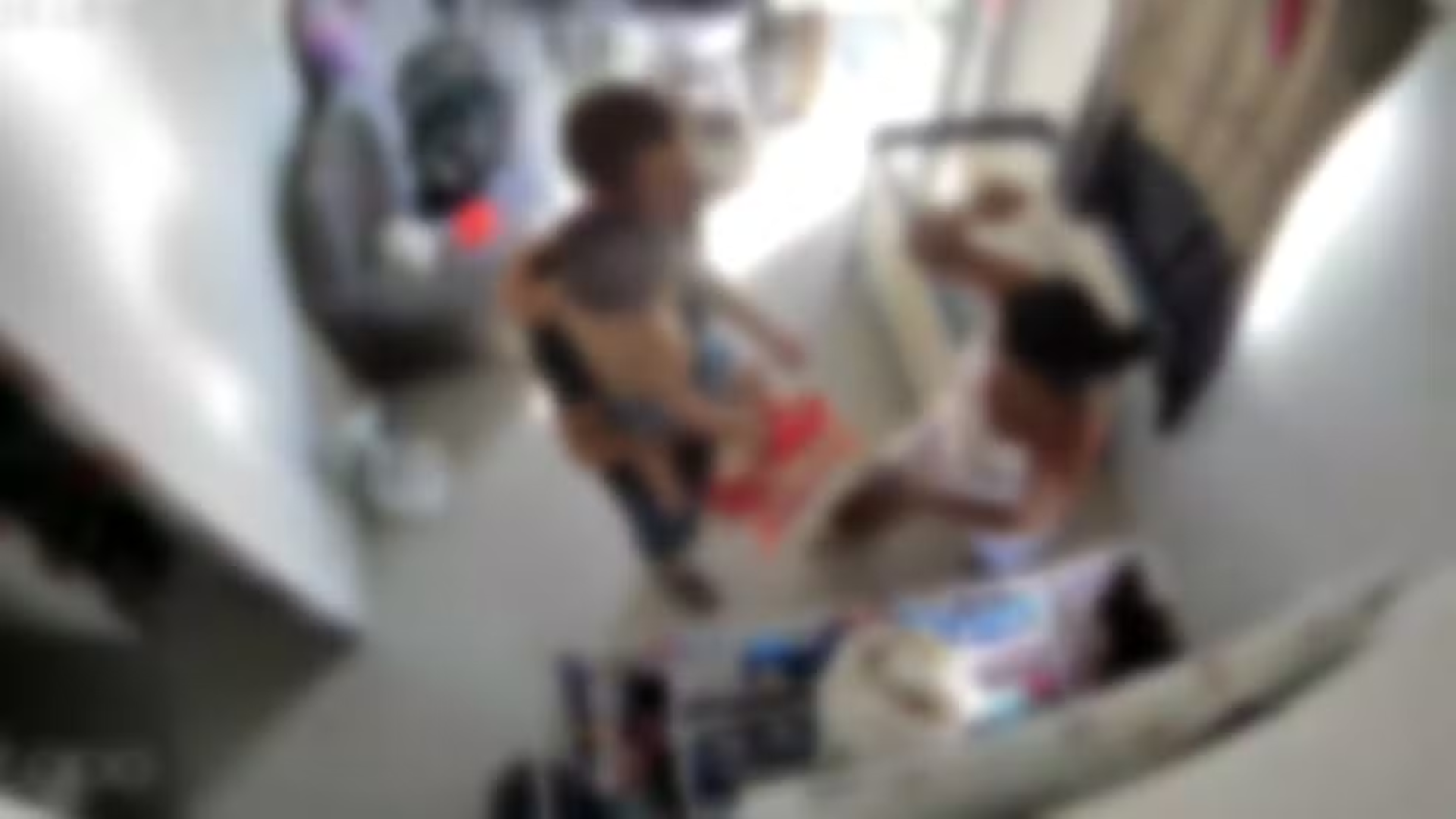 Homem provoca mulher com faca antes de ser morto por ela com filho no colo