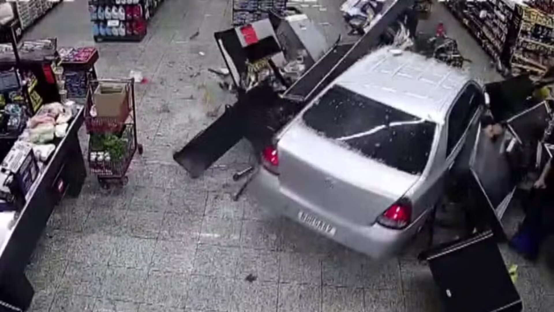Idoso perde controle e carro invade supermercado em Foz do Iguaçu; veja o vídeo