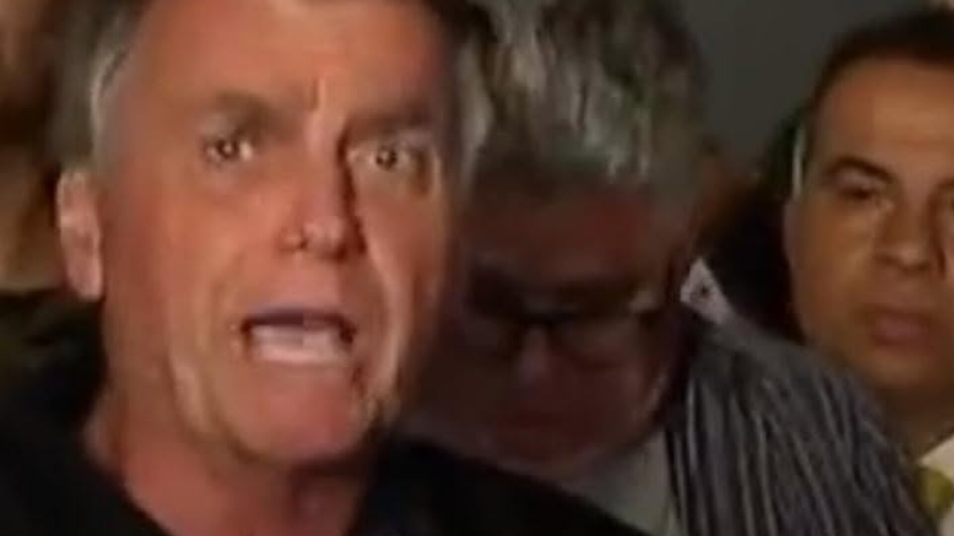 Veja o momento em que Bolsonaro mostra a tornozeleira eletrônica pela primeira vez