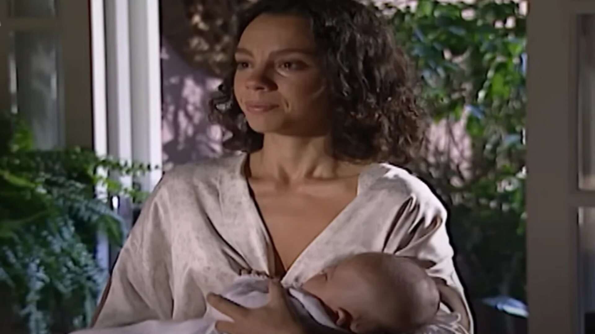 Joyce se desespera após o nascimento da filha em ‘História de Amor’; veja motivo