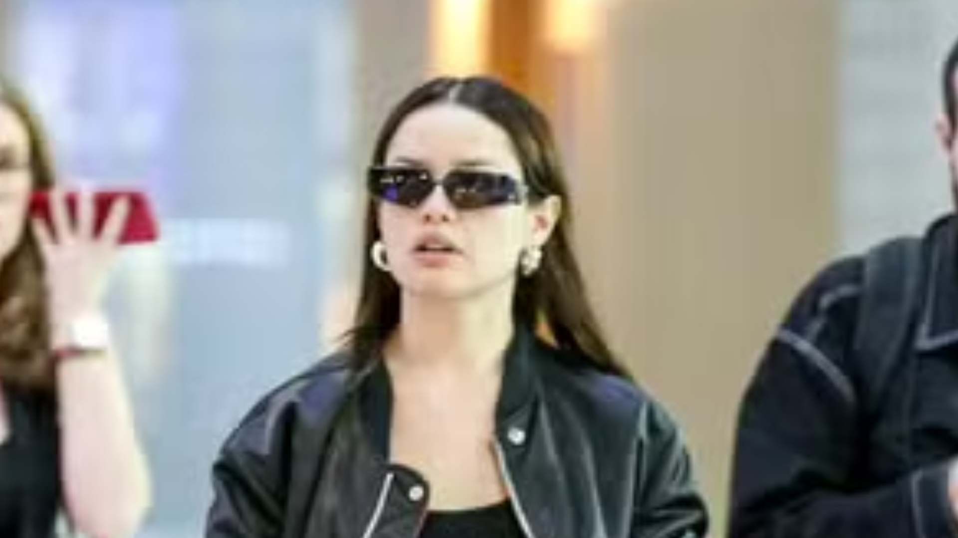 Juliette aposta no AllBlack: look estiloso para viagem de avião