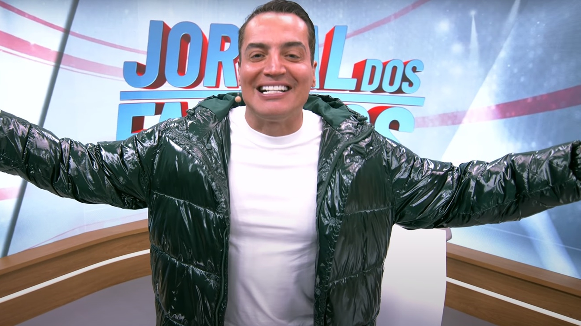 Abatido no Fofocalizando, Leo Dias surge radiante e alfineta: ‘Aqui a gente se sente valorizado’