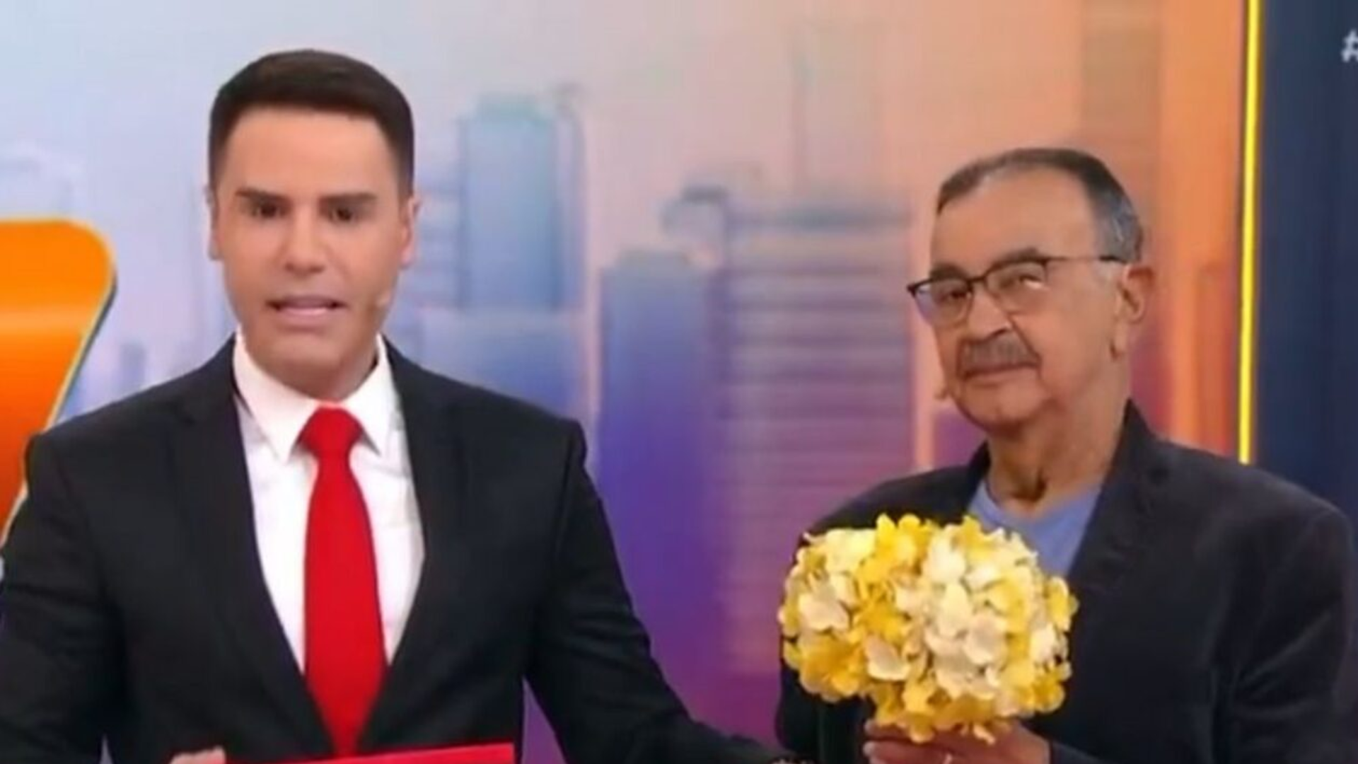 Luiz Bacci debocha do SBT ao vivo e provoca: ‘Não é rico igual a Record’