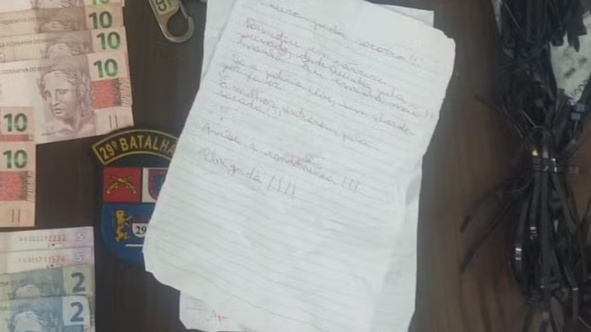 Mãe e filha mantidas em cárcere são salvas após vizinho achar bilhete com pedido de socorro