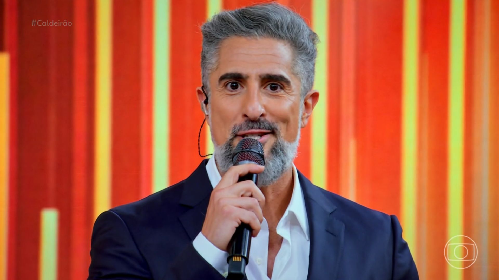 Marcos Mion quebra protocolo e rebate críticas ao vivo no Caldeirão; veja
