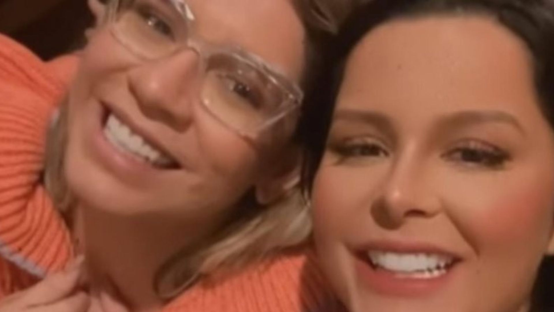 Casal? Dona Ruth curte post que aponta namoro de Marília Mendonça e Maraisa