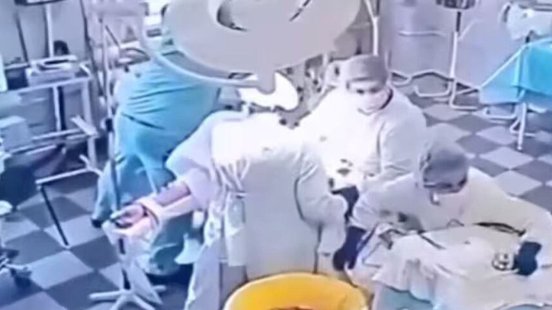 Chocante! Médicos seguram paciente em cirurgia durante terremoto na Rússia; vídeo