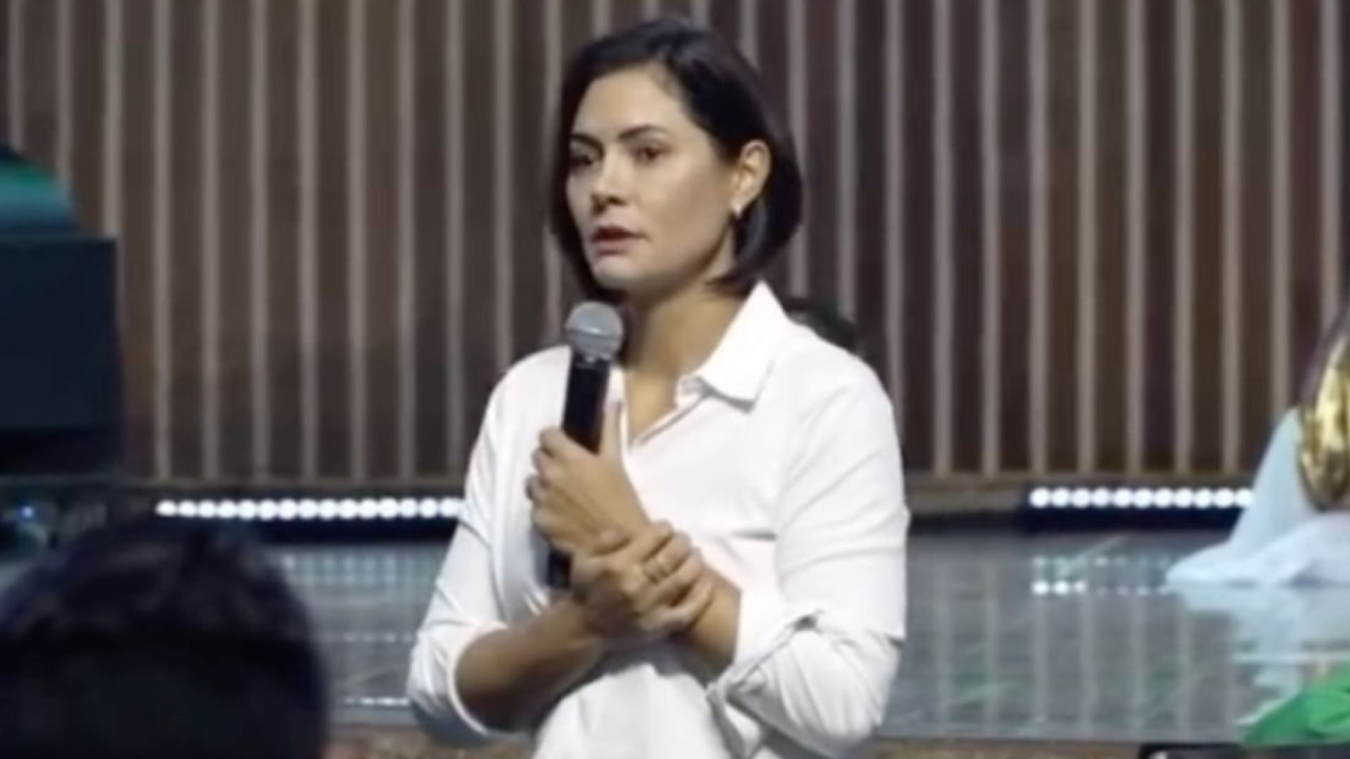Michelle Bolsonaro critica postura de jornalistas durante culto: ‘Meu status…’