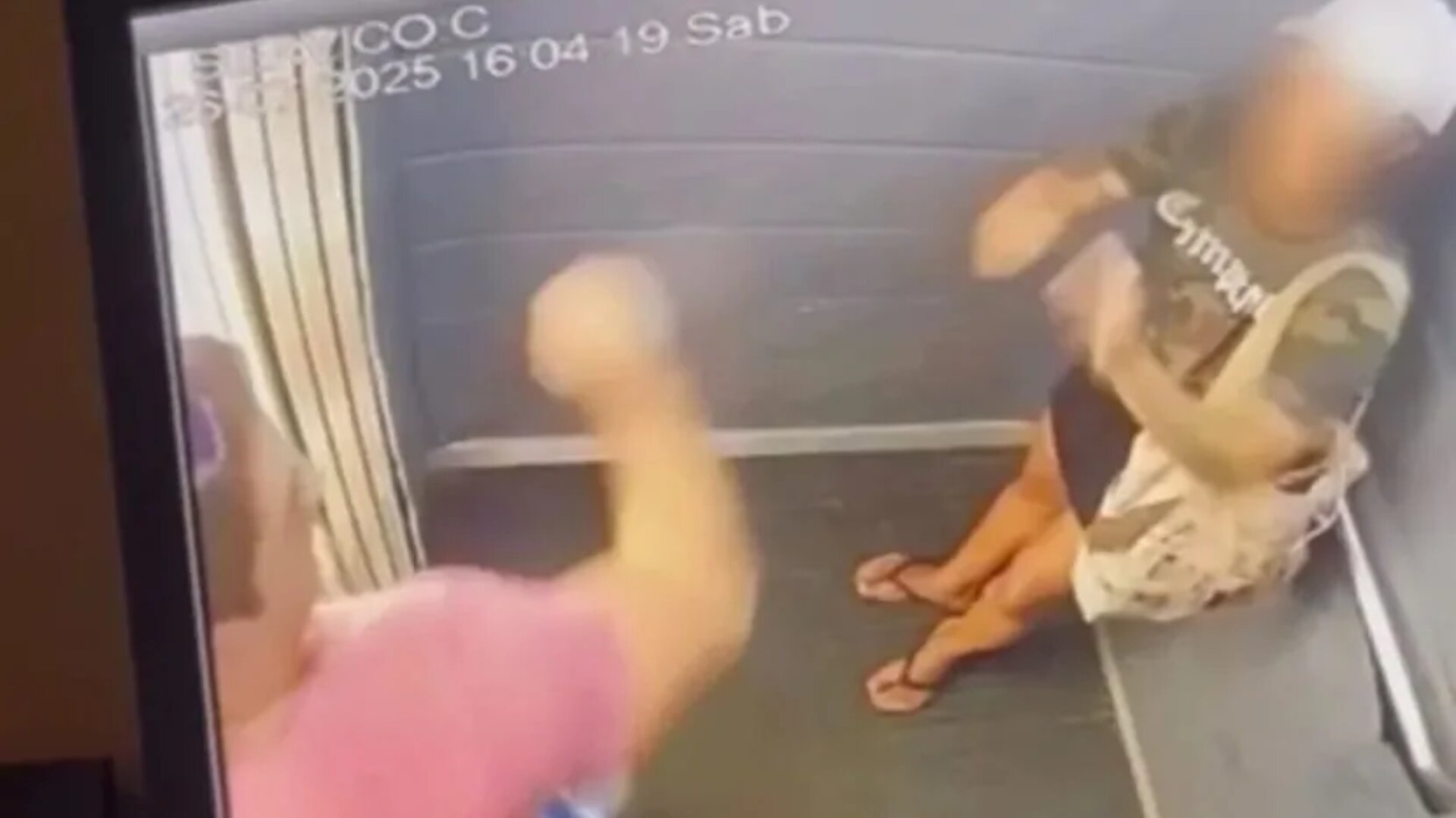 Mulher é agredida pelo namorado em elevador e motivo assusta a internet; veja