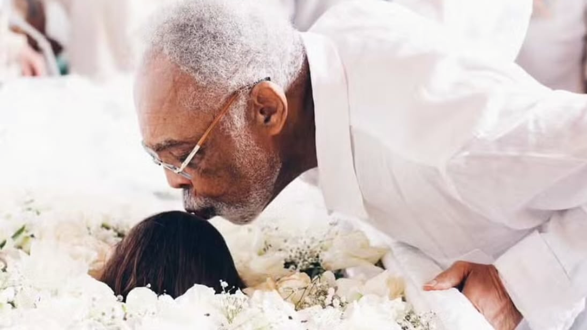 Gilberto Gil deixa cerimônia de cremação de Preta Gil ao lado da esposa, Flora
