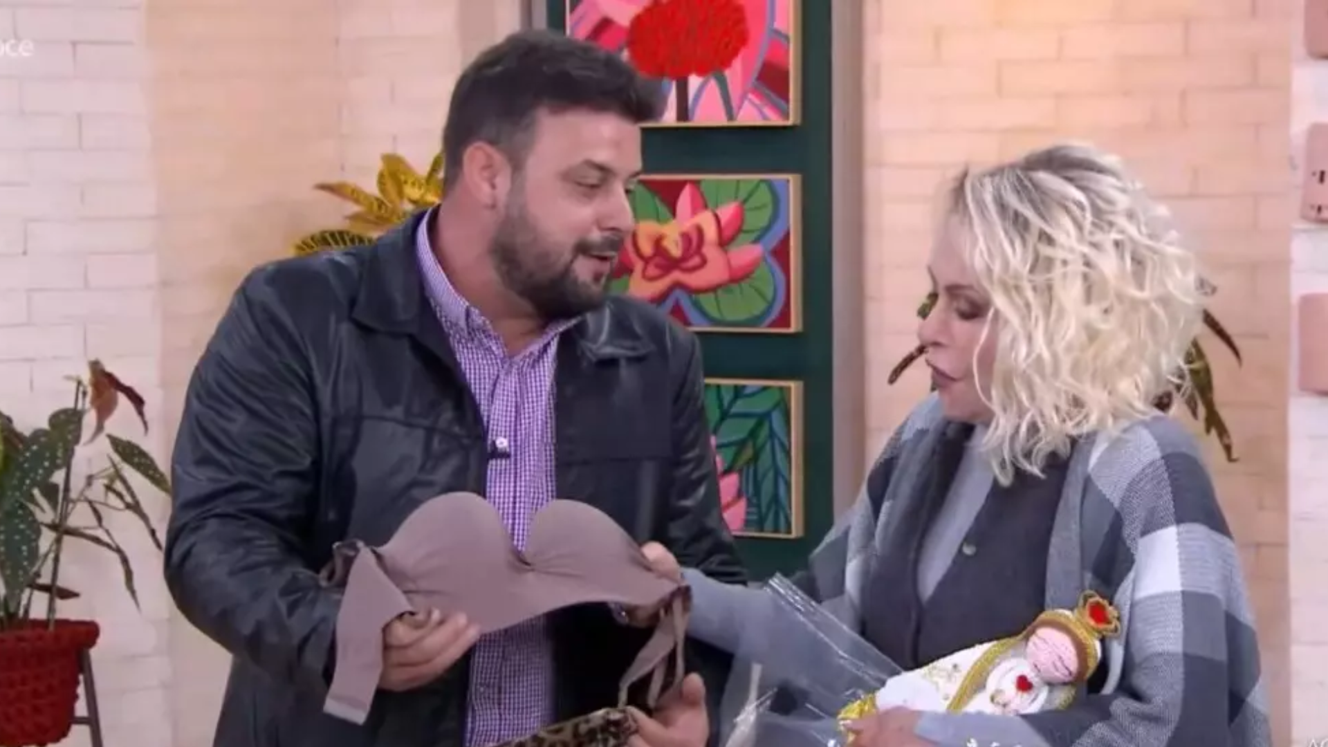 Quem deu? Ana Maria Braga recebe sutiã de presente ao vivo e surpreende: ‘Tem que segurar’