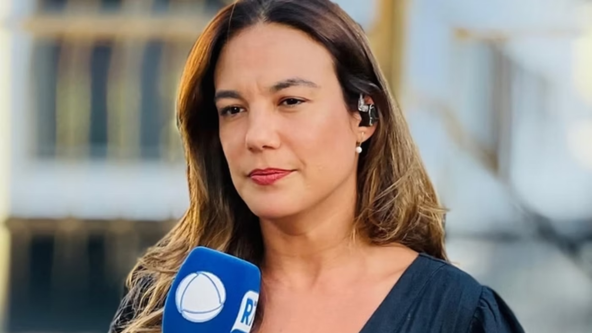 Repórter da Record desabafa após ser empurrada ao vivo por profissional da Band: ‘Não passarão’