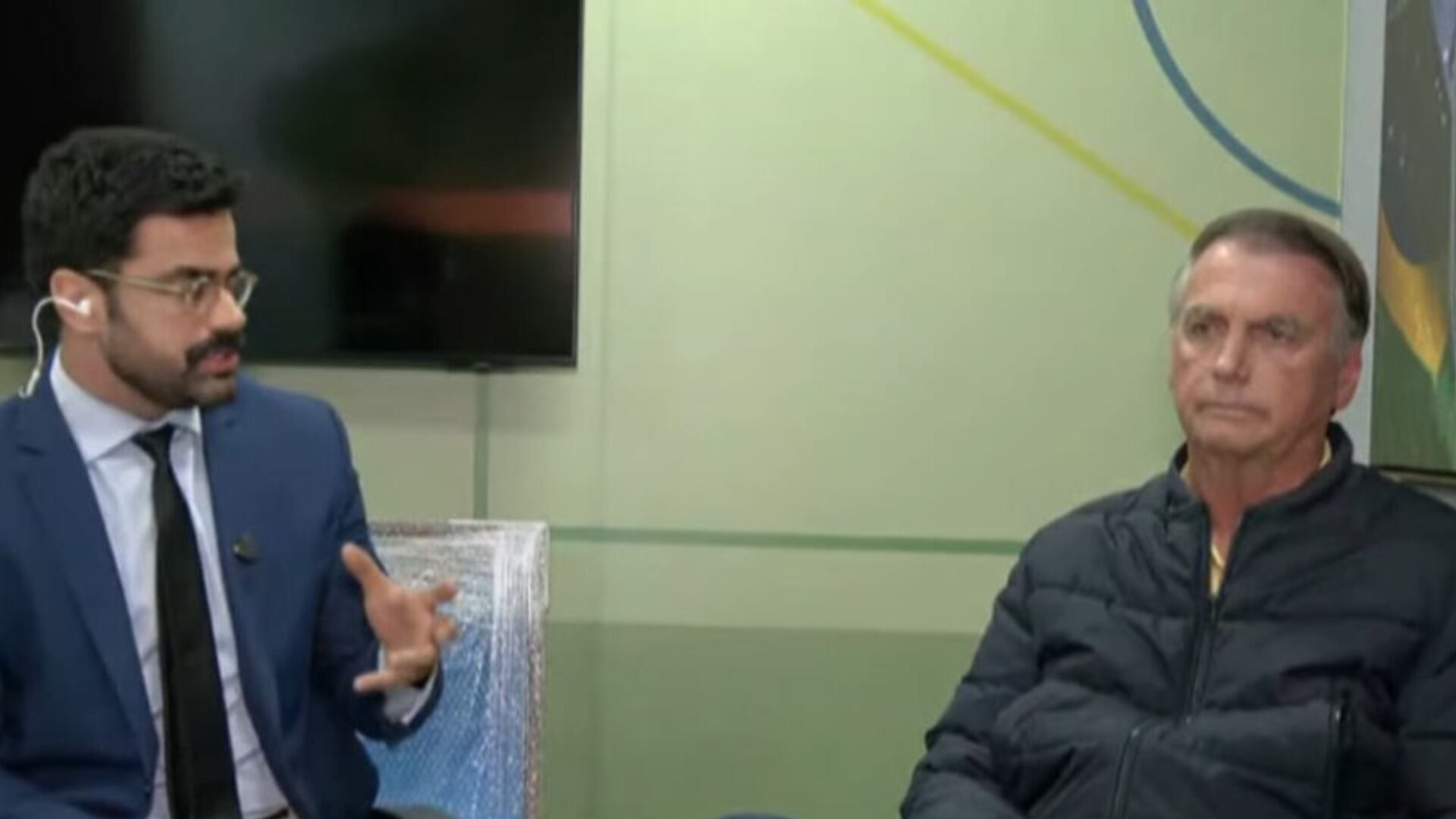 Jornalista faz alerta ao vivo e interrompe entrevista com Bolsonaro; veja a reação