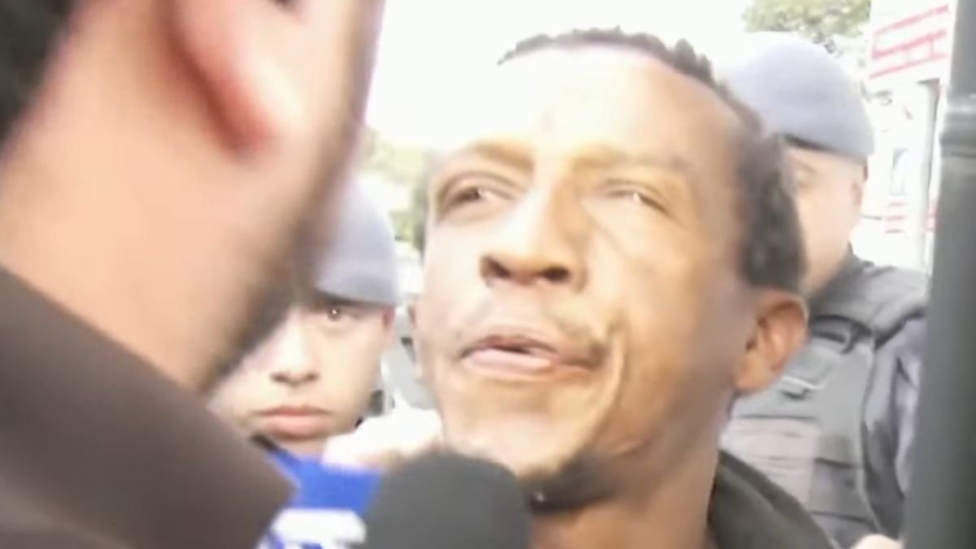 Suspeito de assassinato cospe no repórter da Band: ‘Na minha cara’