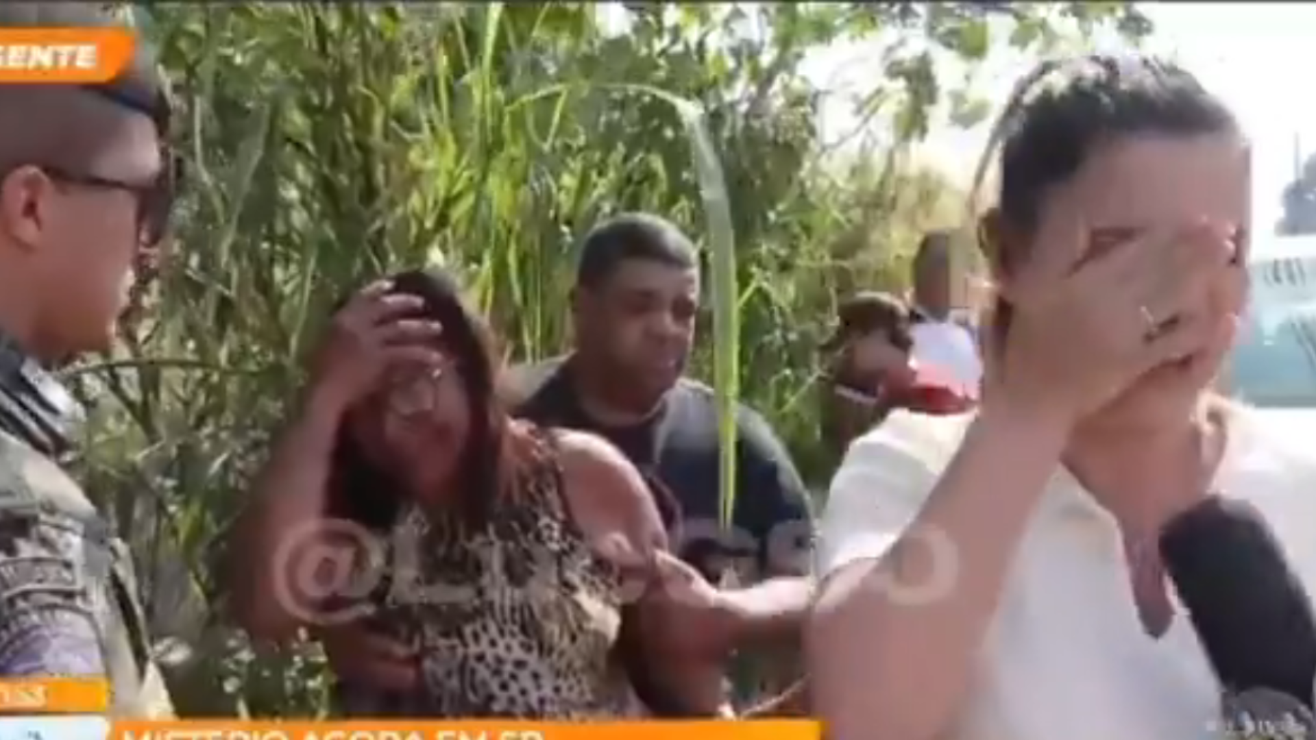 Vídeo: Repórter chora ao vivo com mãe que encontrou filho morto